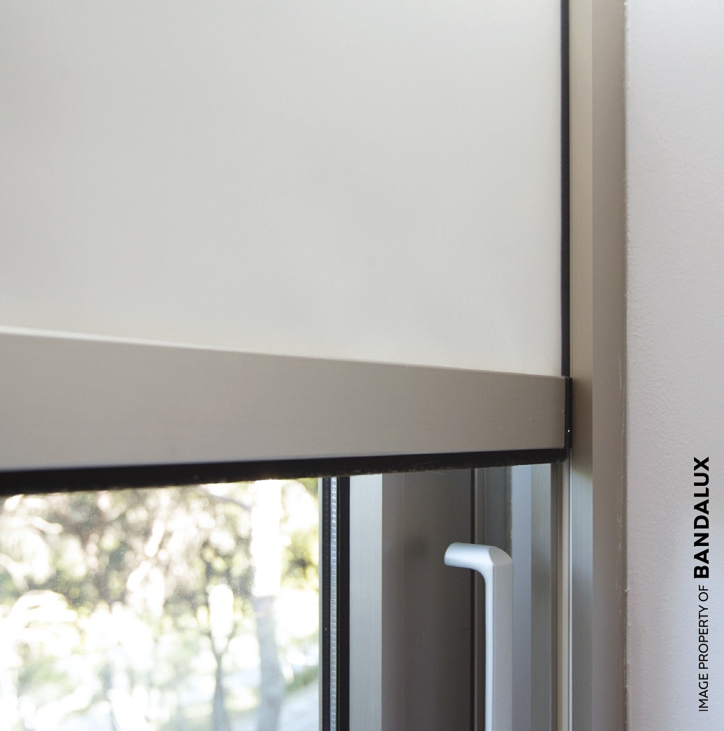 BANDALUX – Store coffre occultant – détail barre de charge